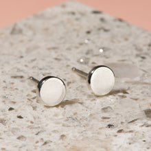 Load image into Gallery viewer, Circle Studs in White Gold - Malleable Jewellers
