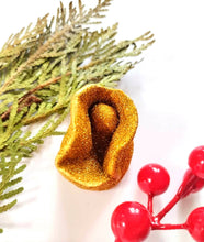 Load image into Gallery viewer, Vulva Ornament - Gold