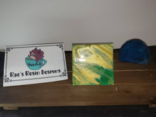 Load image into Gallery viewer, Green and Gold Acrylic Flow Tile Coaster