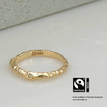 Load image into Gallery viewer, Pillar Ring with Fairtrade Certified Gold - Malleable Jewellers
