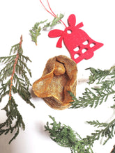 Load image into Gallery viewer, Vulva Ornament - Gold
