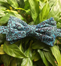 Load image into Gallery viewer, Soft Blue Floral Bow Tie and Plaid Pocket Square

