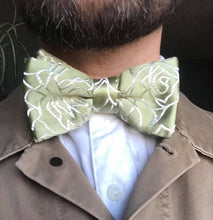 Load image into Gallery viewer, Shiny Mint Green Graphic Bow Tie with Speckled Pocket Square
