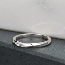 Load image into Gallery viewer, Twist Ring in White Gold
