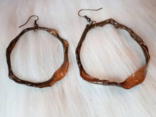 Load image into Gallery viewer, Avocado skin earrings natural colour 1
