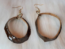 Load image into Gallery viewer, Avocado skin earrings natural colour 2
